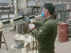 天津客户使用聚氨酯喷涂机进行铝型材填充调试