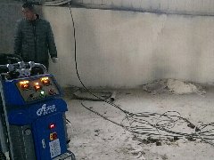 黑龙江客户仓库使用聚氨酯发泡机进行保温堵漏