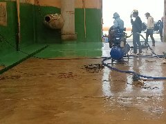 江苏工厂使用聚脲喷涂机进行墙地面防水耐磨施工