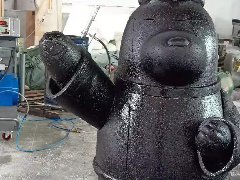 东莞使用聚脲喷涂机进行雕塑的防腐防水喷涂