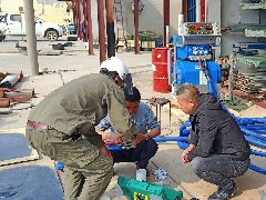 河北沧州工厂进行聚氨酯发泡机调试