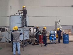 四川工厂使用聚氨酯发泡机进行水箱保温施工