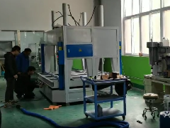 工厂模具使用聚氨酯发泡机进行产品生产